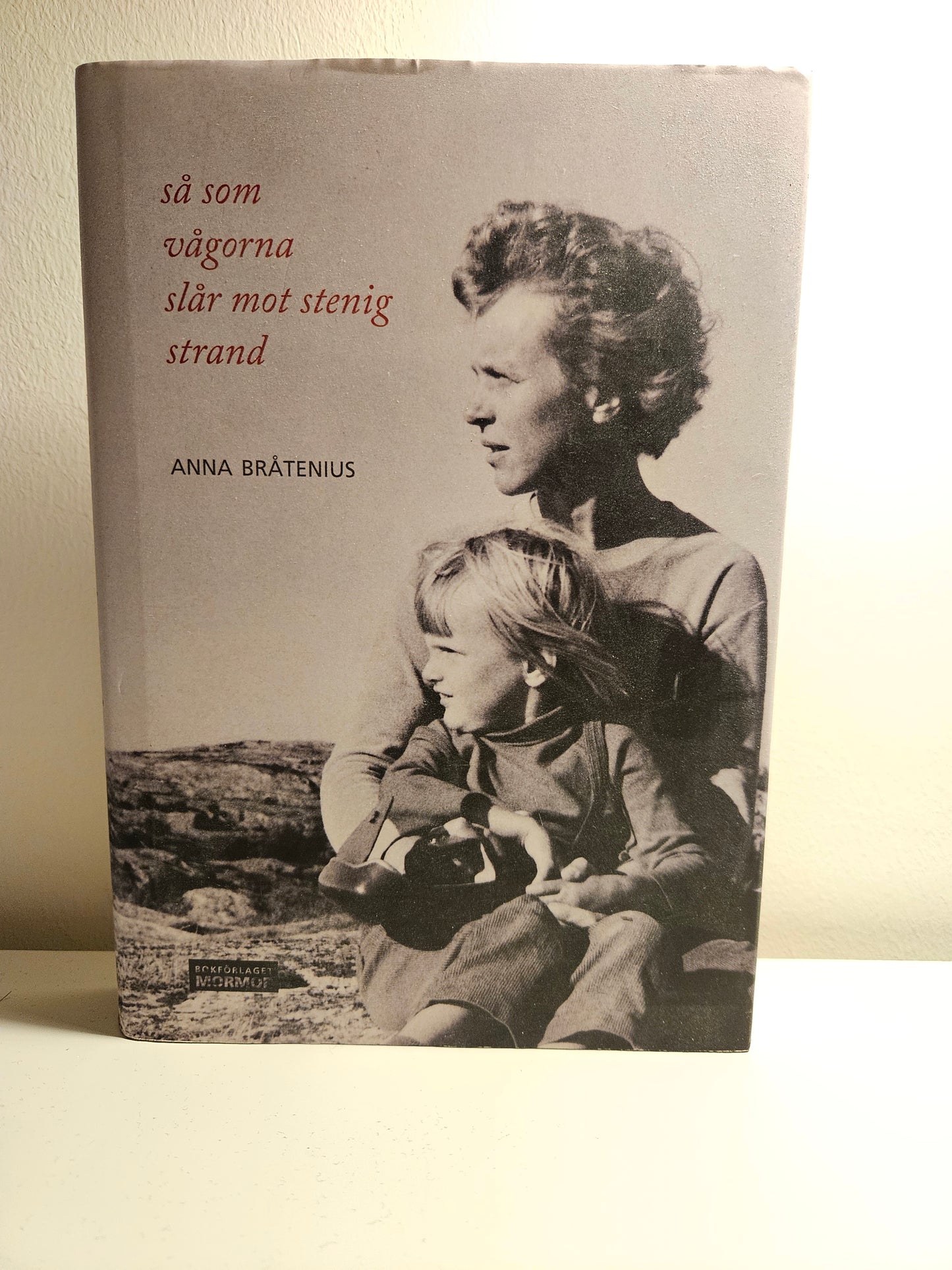 Så som vågorna slår mot stenig strand