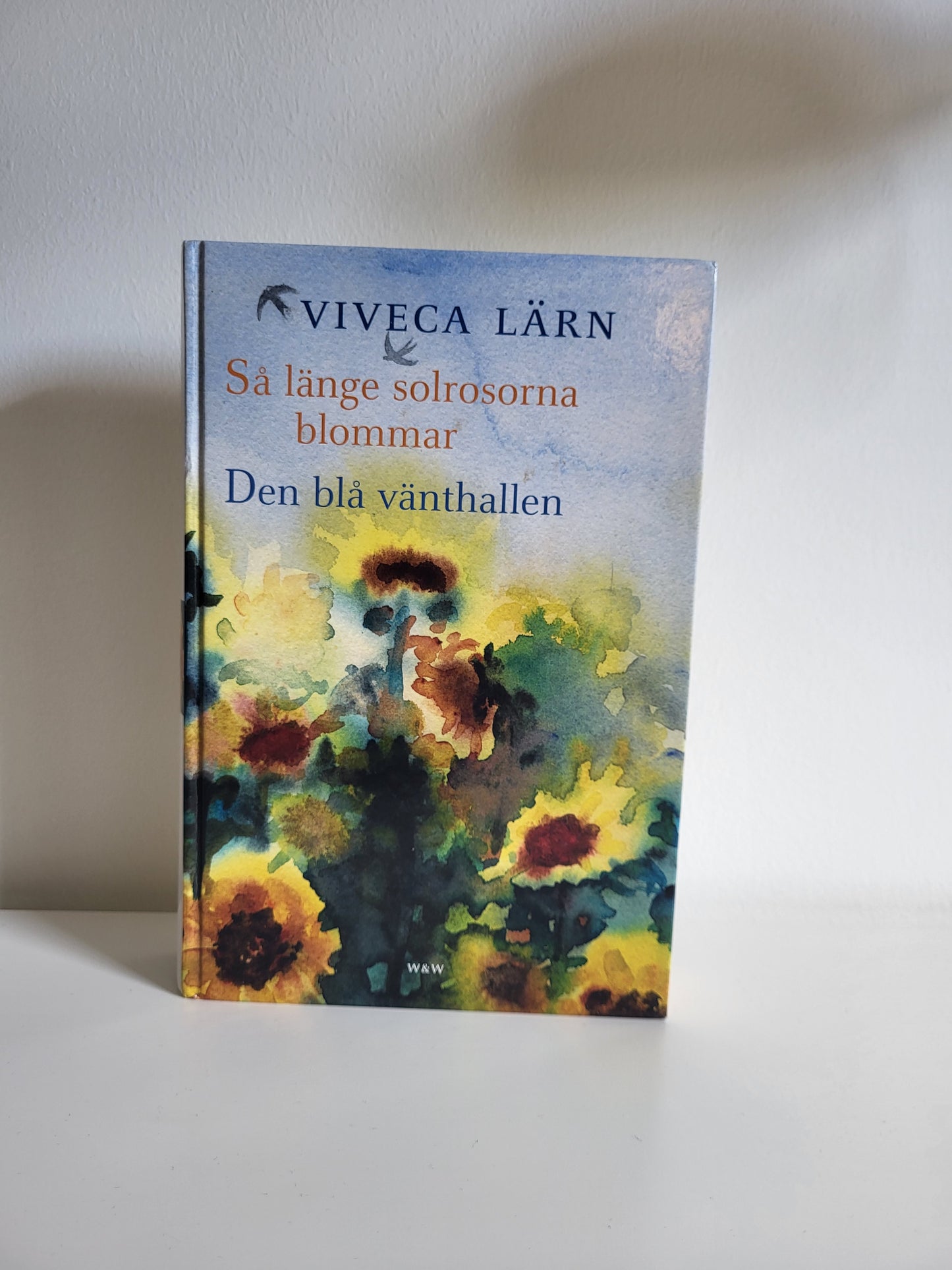 Så länge solrosorna blommar. Den blå vänthallen